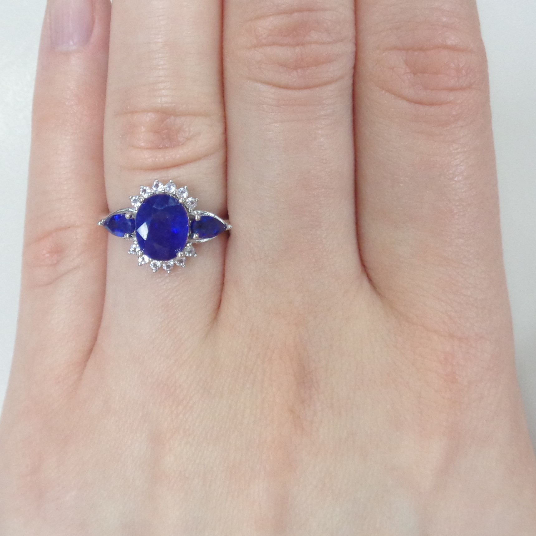 Серебряное кольцо с сапфирами